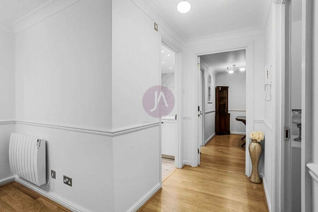 2 bedroom Flat to rent in Rushmore House-view14