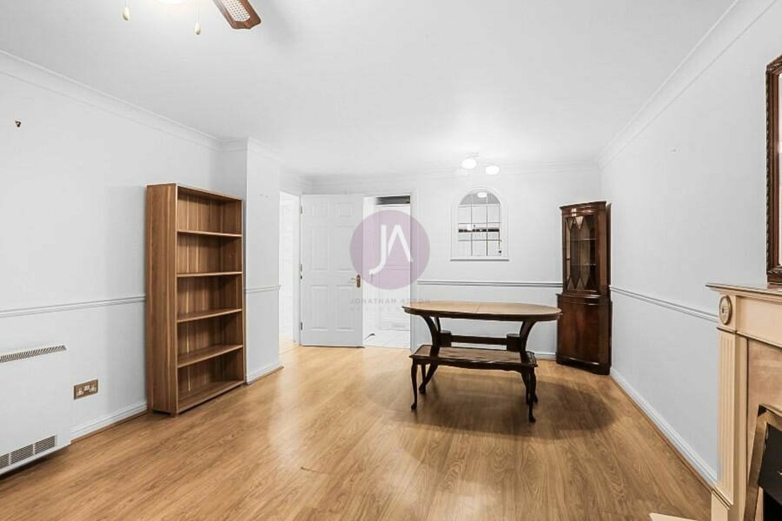 2 bedroom Flat to rent in Rushmore House-view3