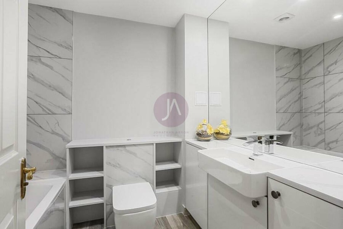 2 bedroom Flat to rent in Rushmore House-view10