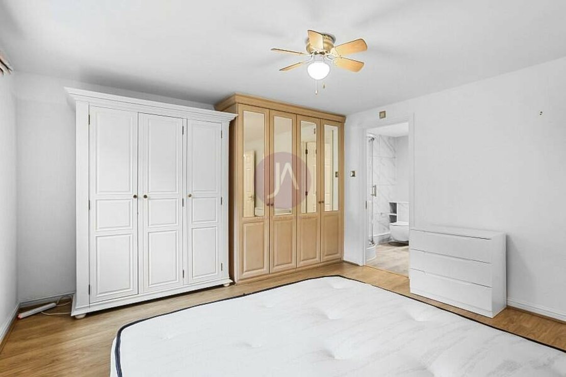 2 bedroom Flat to rent in Rushmore House-view8