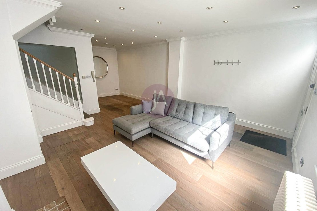 3 bedroom House to rent in Ryders Terrace-view11