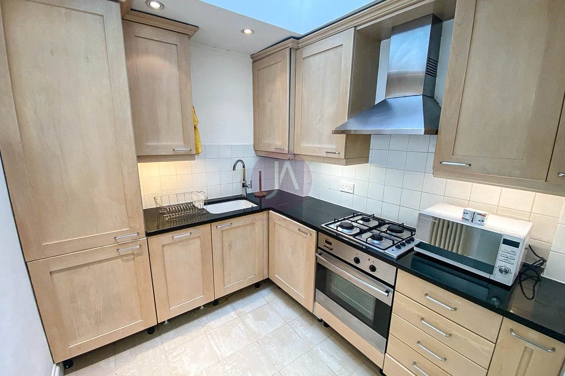 3 bedroom House to rent in Ryders Terrace-view4