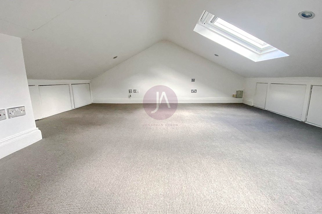 3 bedroom House to rent in Ryders Terrace-view9