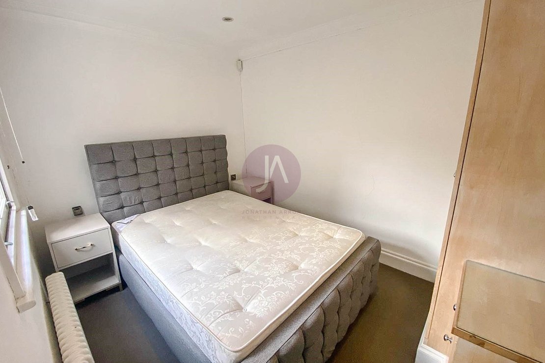 3 bedroom House to rent in Ryders Terrace-view8