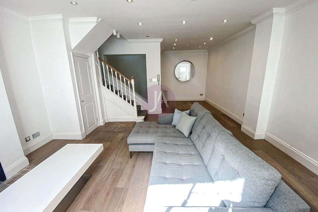 3 bedroom House to rent in Ryders Terrace-view15