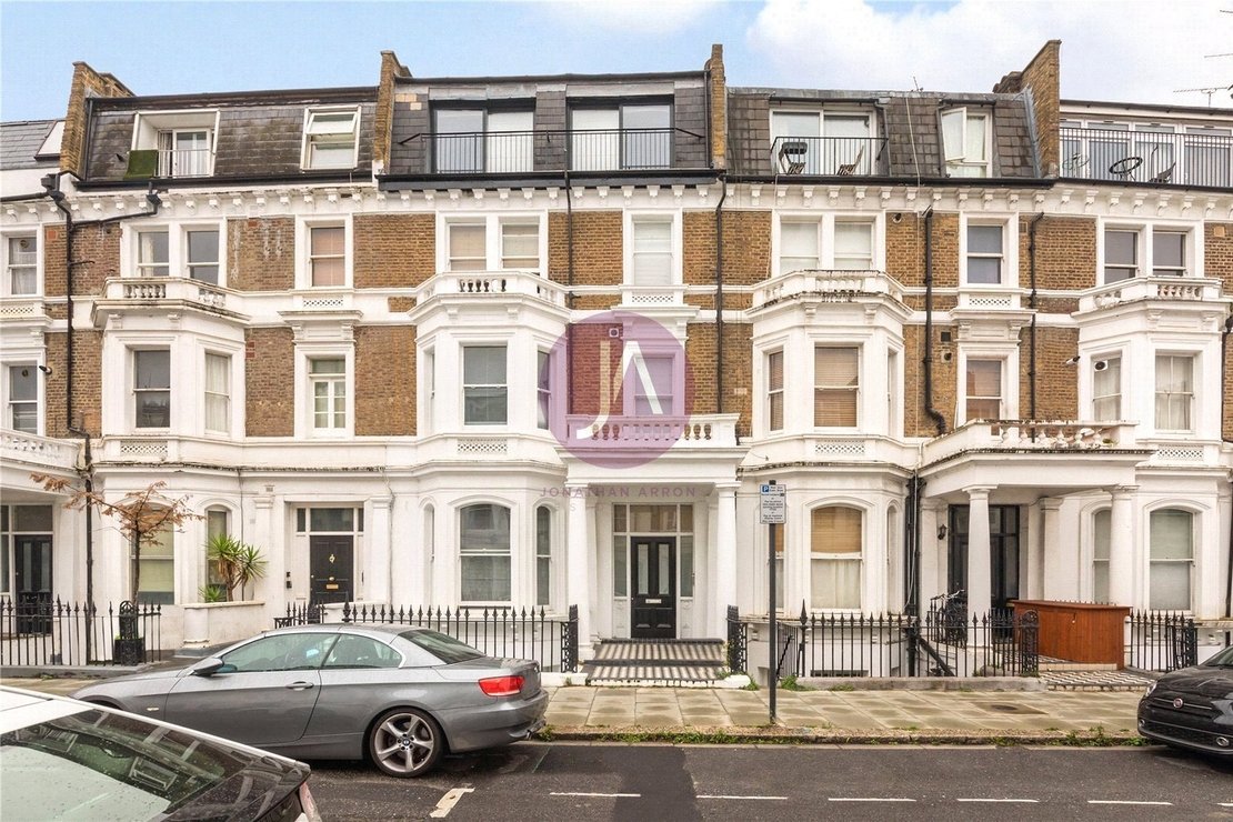 Flat to rent in Sinclair Gardens-view1