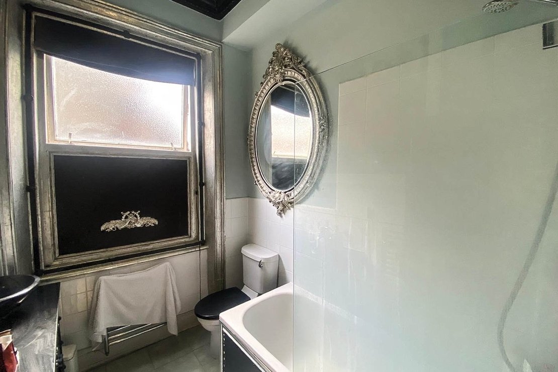 Flat to rent in Sinclair Gardens-view5