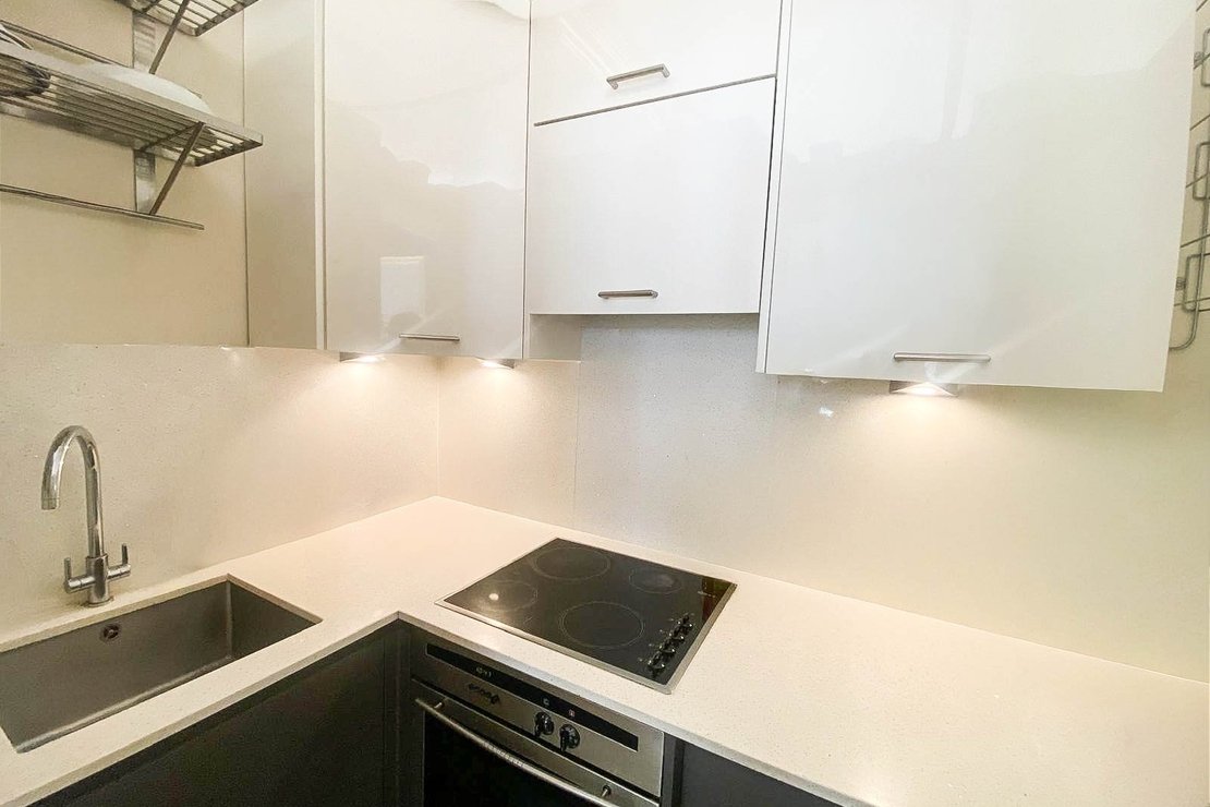 Flat to rent in Sinclair Gardens-view4