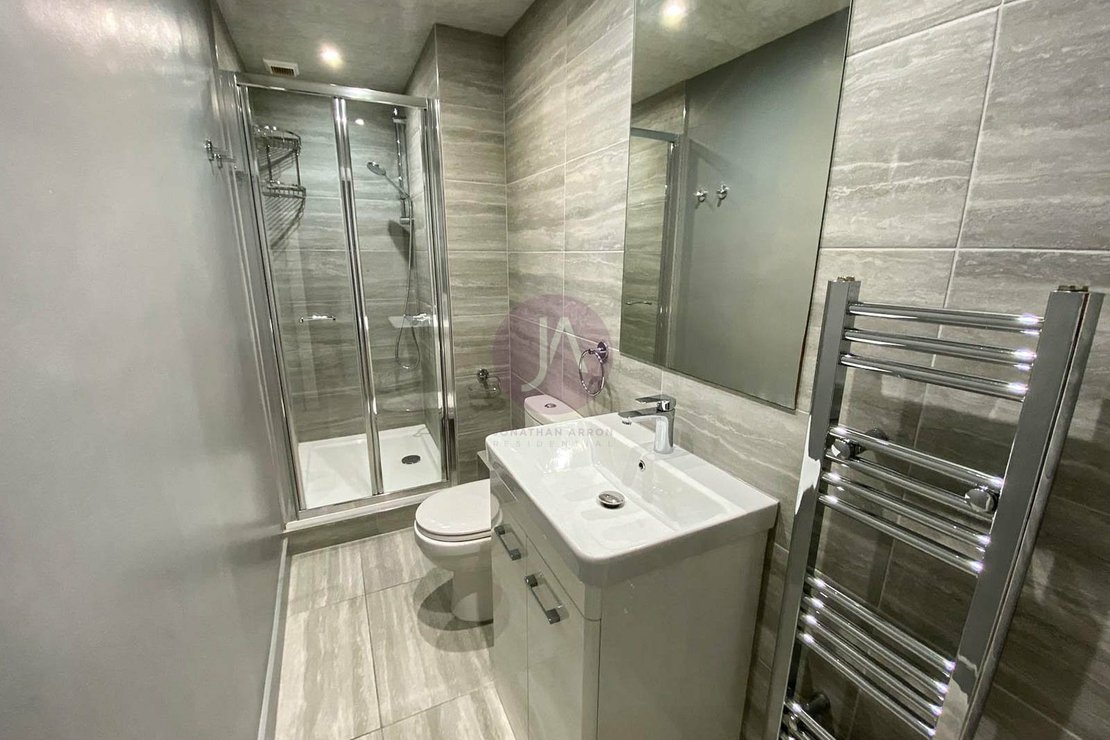 Flat to rent in Sinclair Gardens-view4