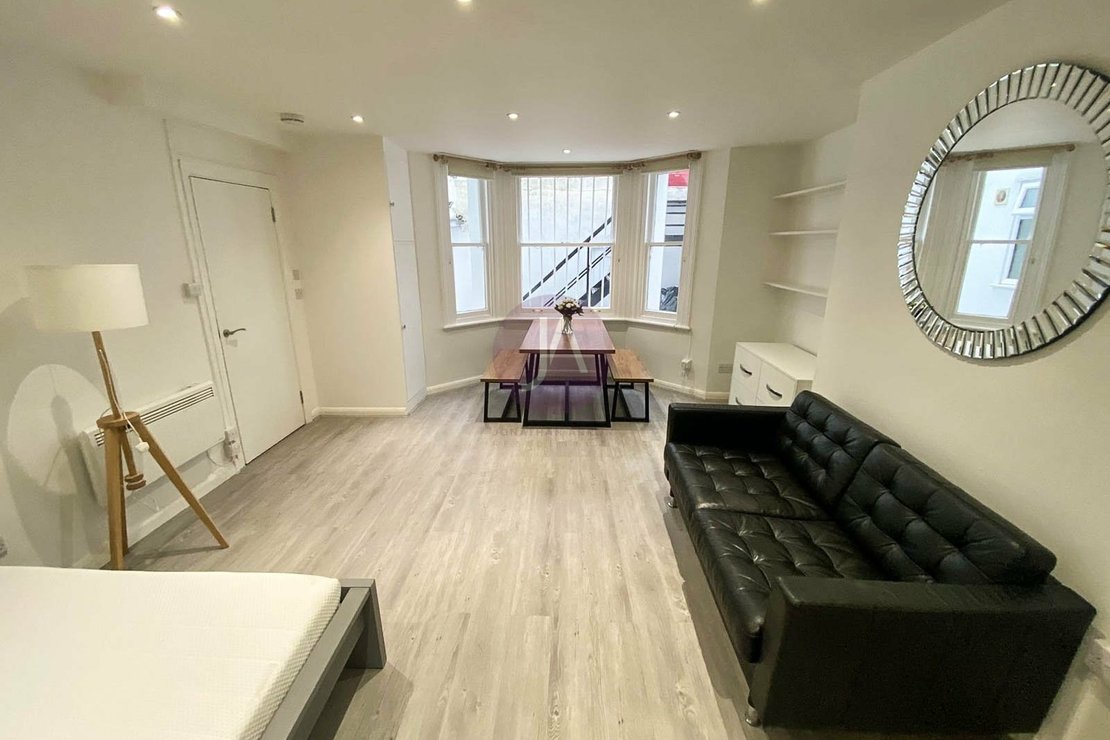 Flat to rent in Sinclair Gardens-view2