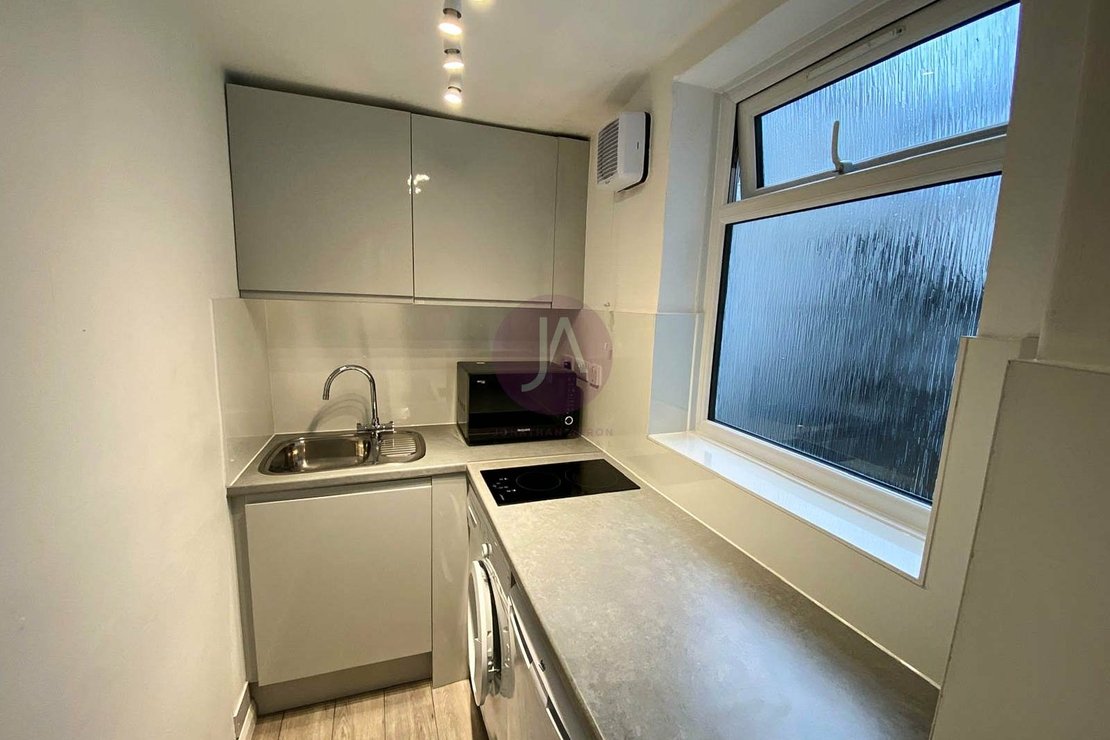 Flat to rent in Sinclair Gardens-view3