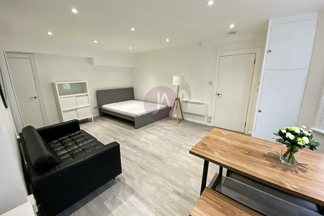 Flat to rent in Sinclair Gardens-view1