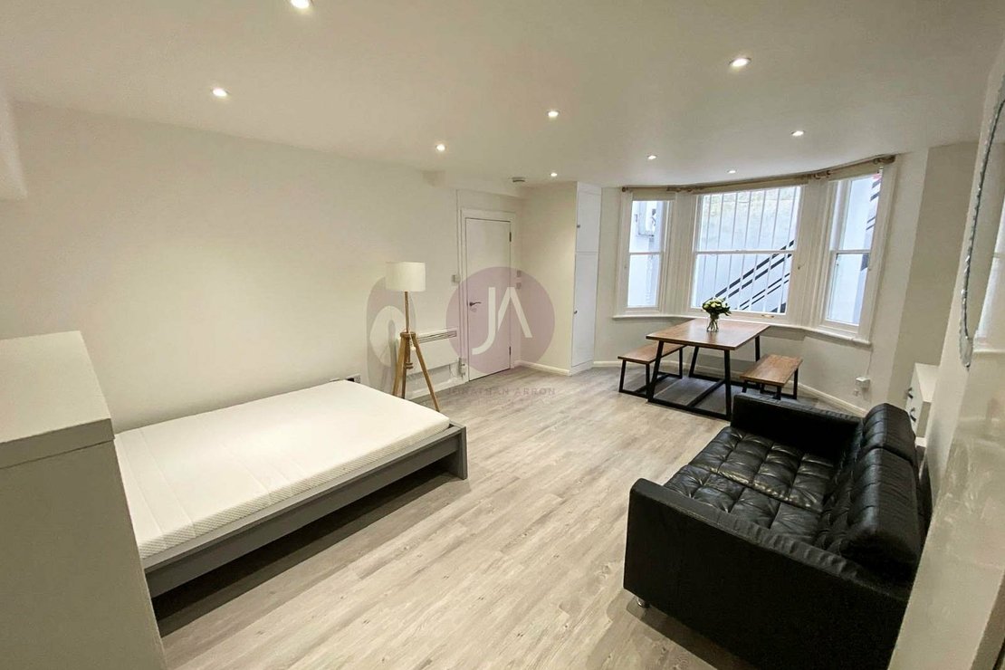 Flat to rent in Sinclair Gardens-view6