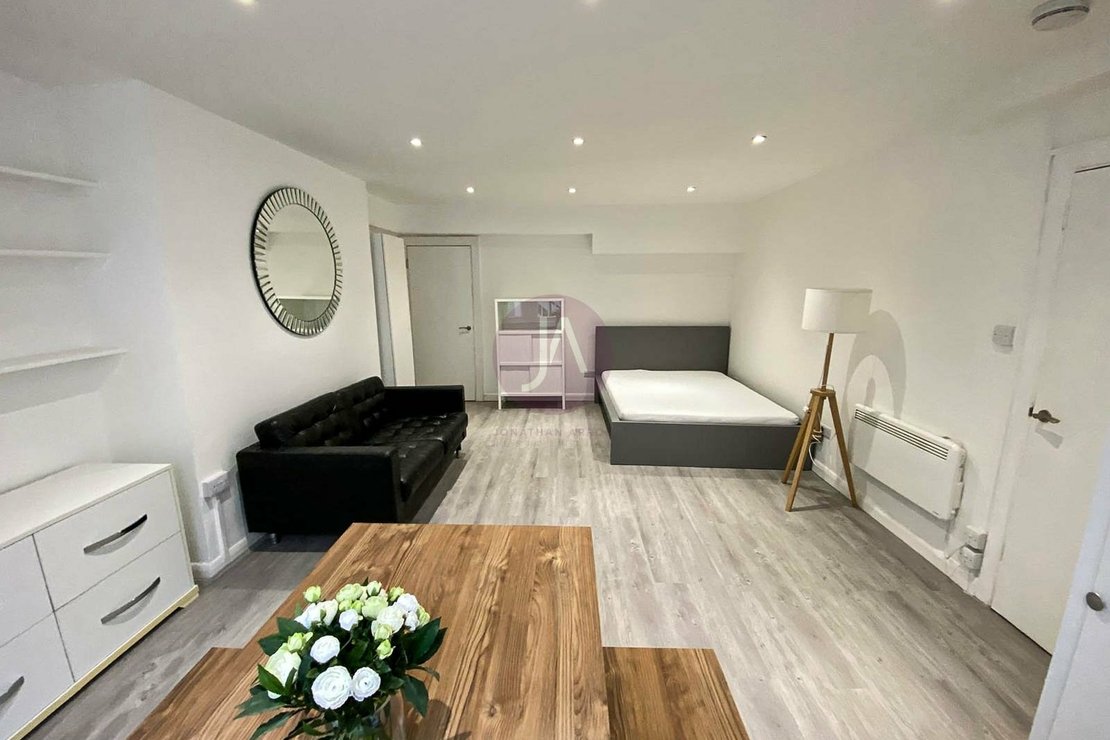 Flat to rent in Sinclair Gardens-view7