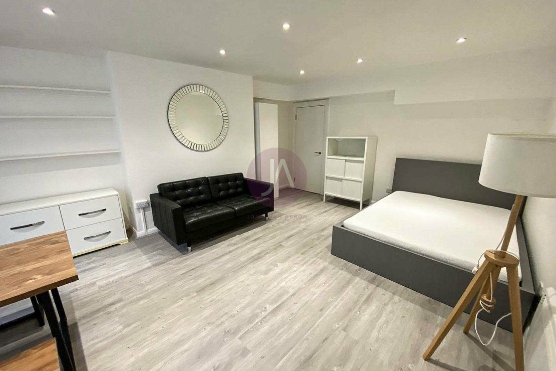 Flat to rent in Sinclair Gardens-view5