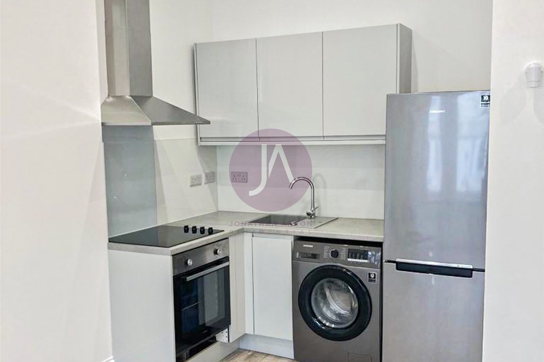 1 bedroom Flat to rent in Sinclair Gardens-view5