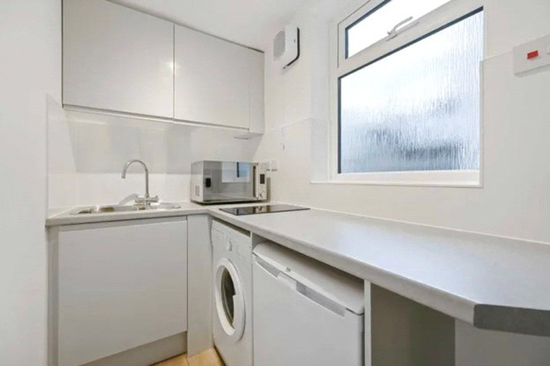 Flat to rent in Sinclair Gardens-view4