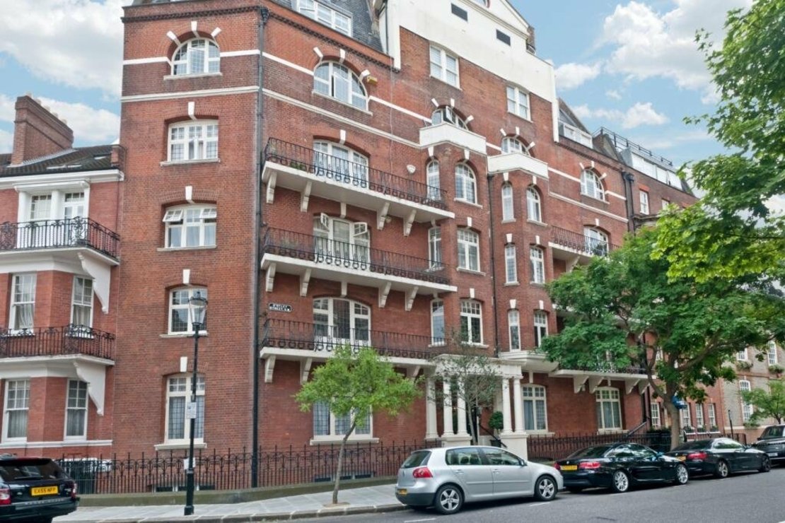 2 bedroom Flat to rent in Sloane Gate Mansions-view1