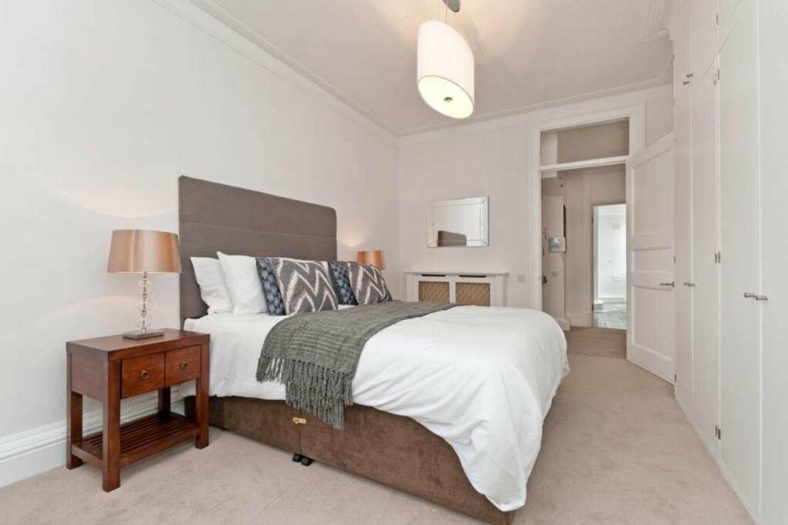 2 bedroom Flat to rent in Sloane Gate Mansions-view5