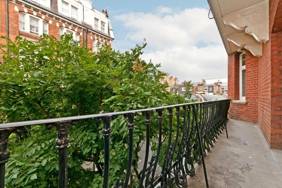 2 bedroom Flat to rent in Sloane Gate Mansions-view10