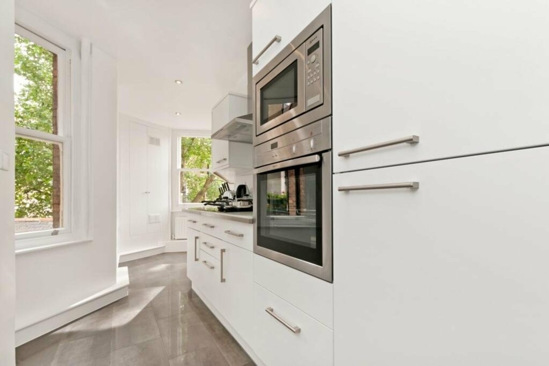 2 bedroom Flat to rent in Sloane Gate Mansions-view8