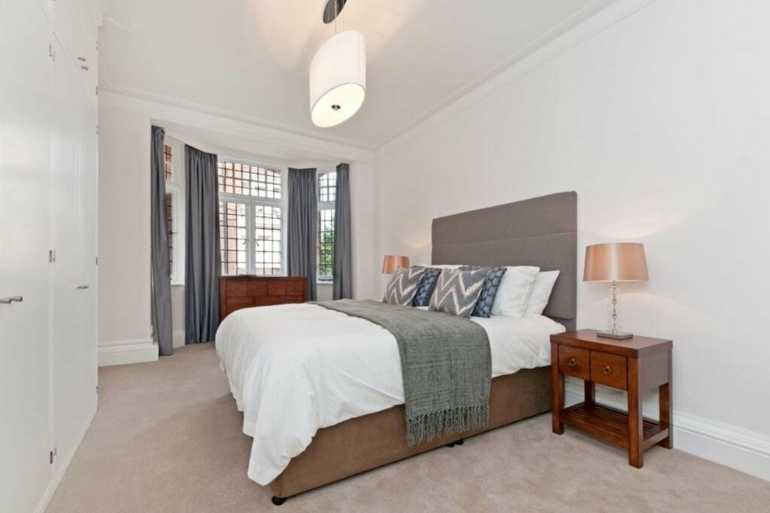 2 bedroom Flat to rent in Sloane Gate Mansions-view4