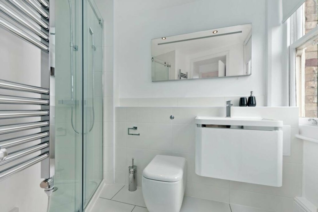 2 bedroom Flat to rent in Sloane Gate Mansions-view9