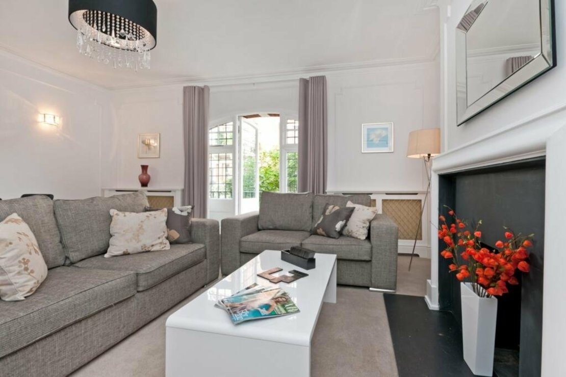 2 bedroom Flat to rent in Sloane Gate Mansions-view3