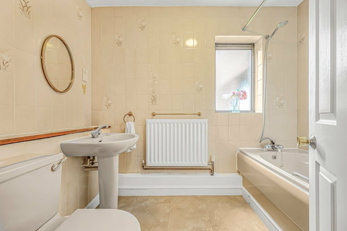 2 bedroom Flat to rent in Spencer Close-view9