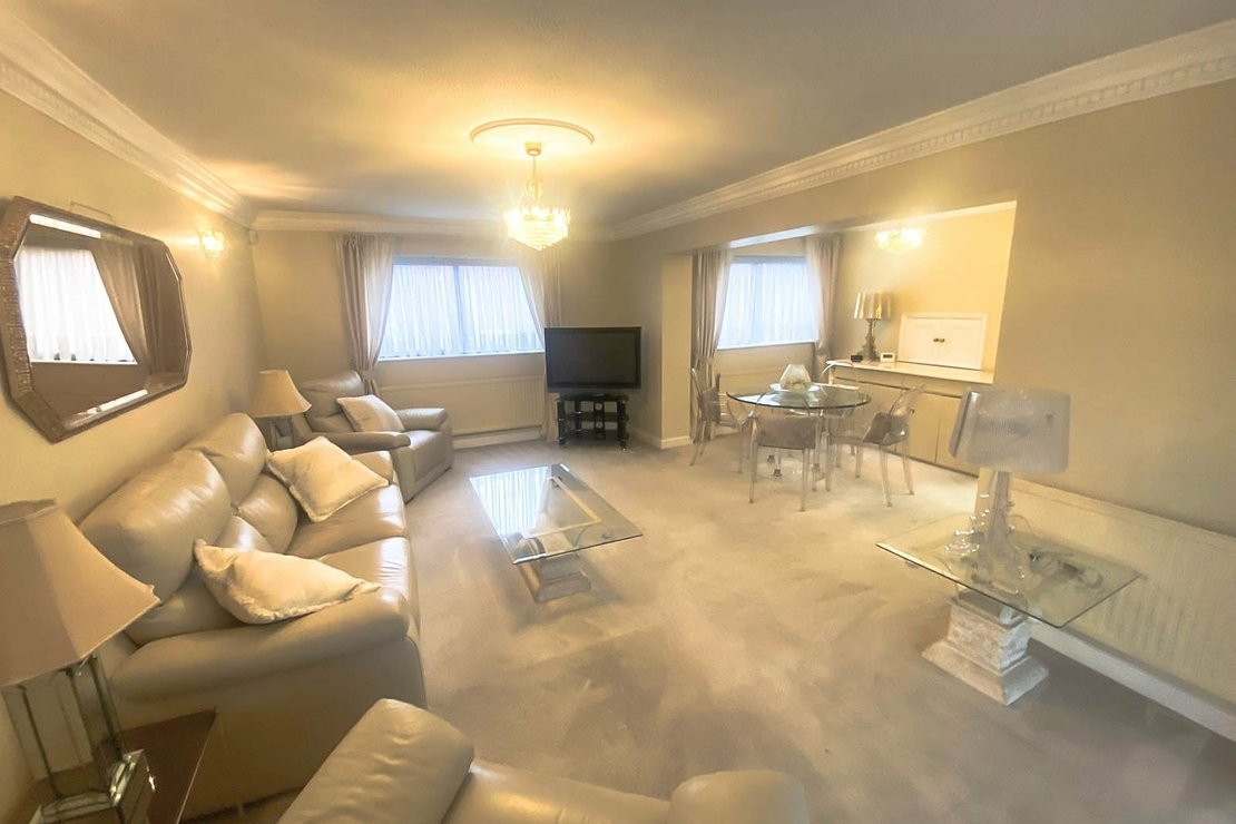 2 bedroom Flat to rent in Spencer Close-view2