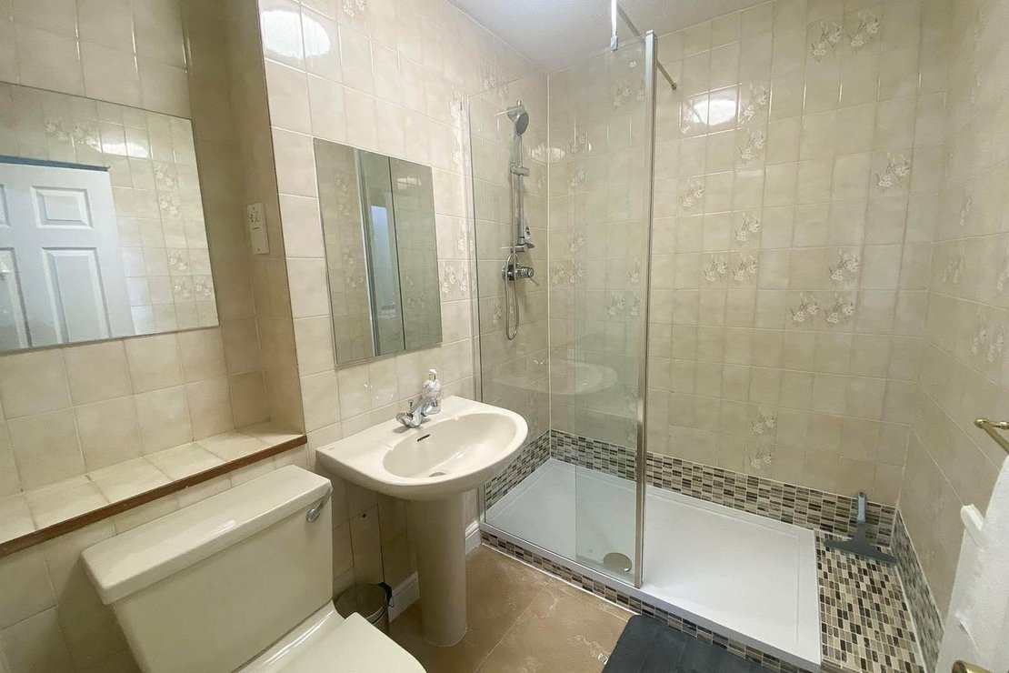 2 bedroom Flat to rent in Spencer Close-view4