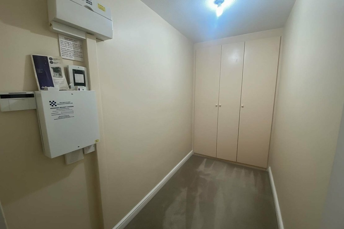 2 bedroom Flat to rent in Spencer Close-view11