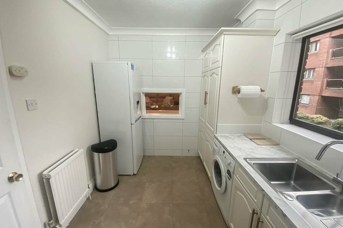 2 bedroom Flat to rent in Spencer Close-view5