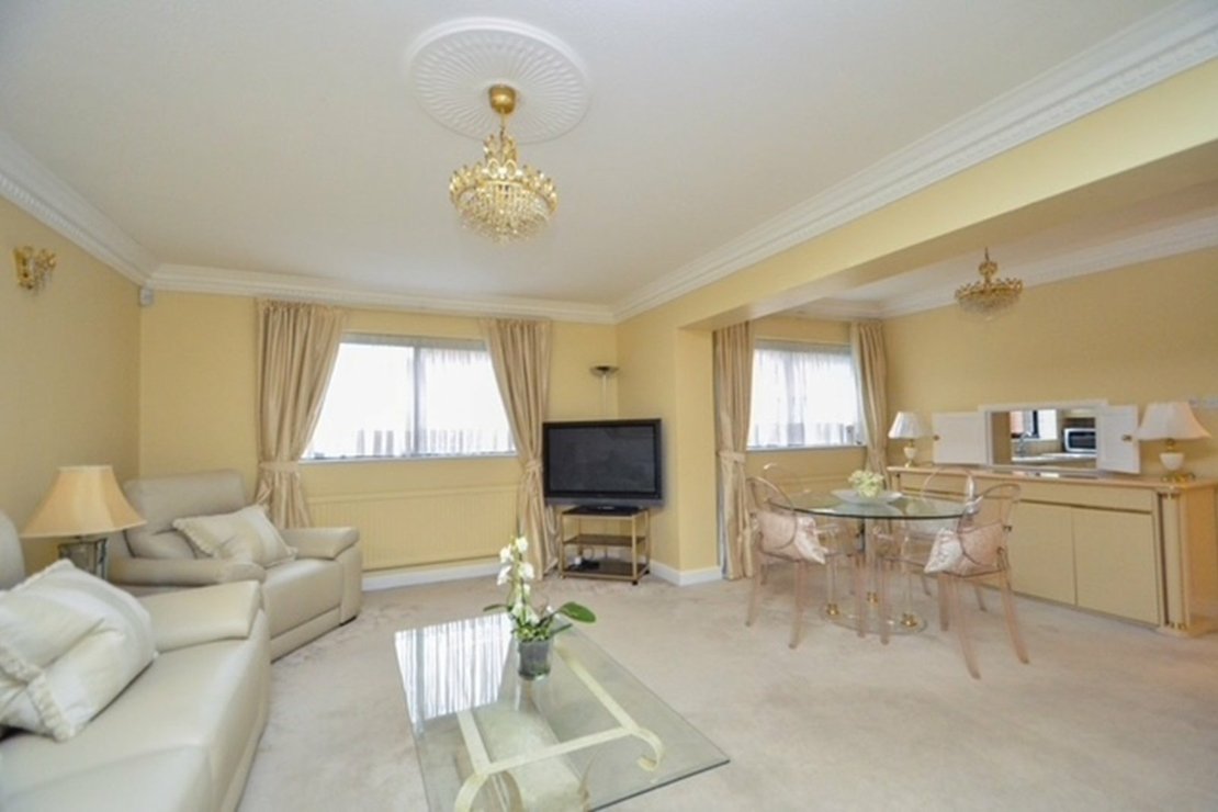 2 bedroom Flat to rent in Spencer Court-view11