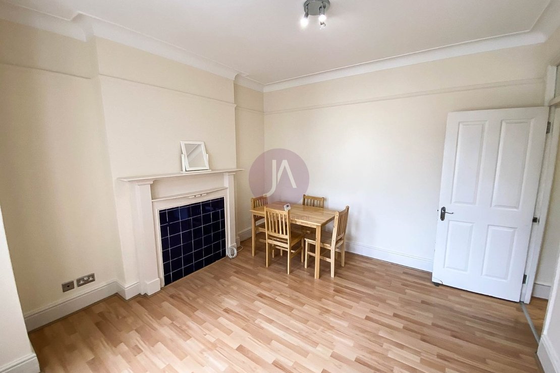 2 bedroom Flat to rent in Stanley House-view5