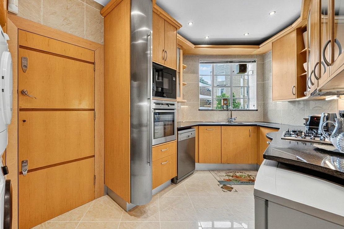 4 bedroom Flat to rent in Stockleigh Hall-view13