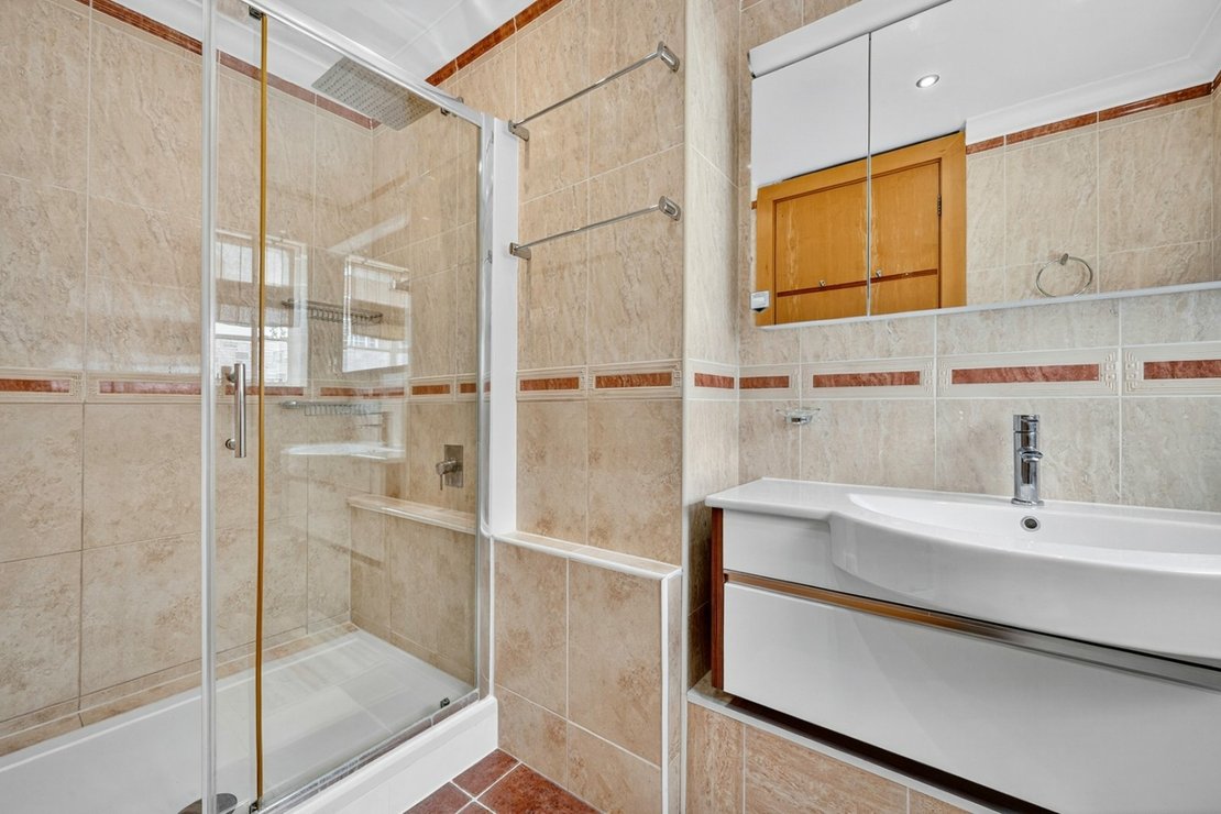 4 bedroom Flat to rent in Stockleigh Hall-view6