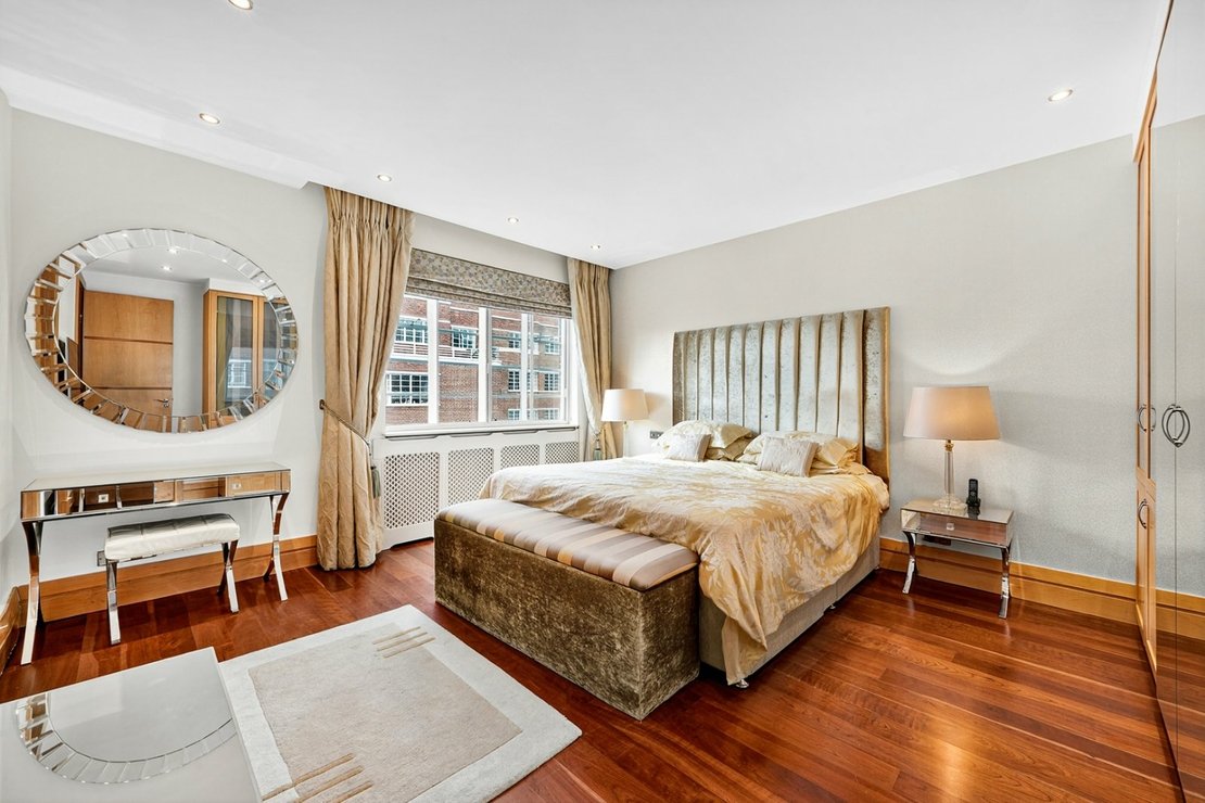 4 bedroom Flat to rent in Stockleigh Hall-view7