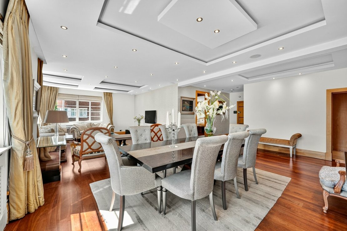 4 bedroom Flat to rent in Stockleigh Hall-view15