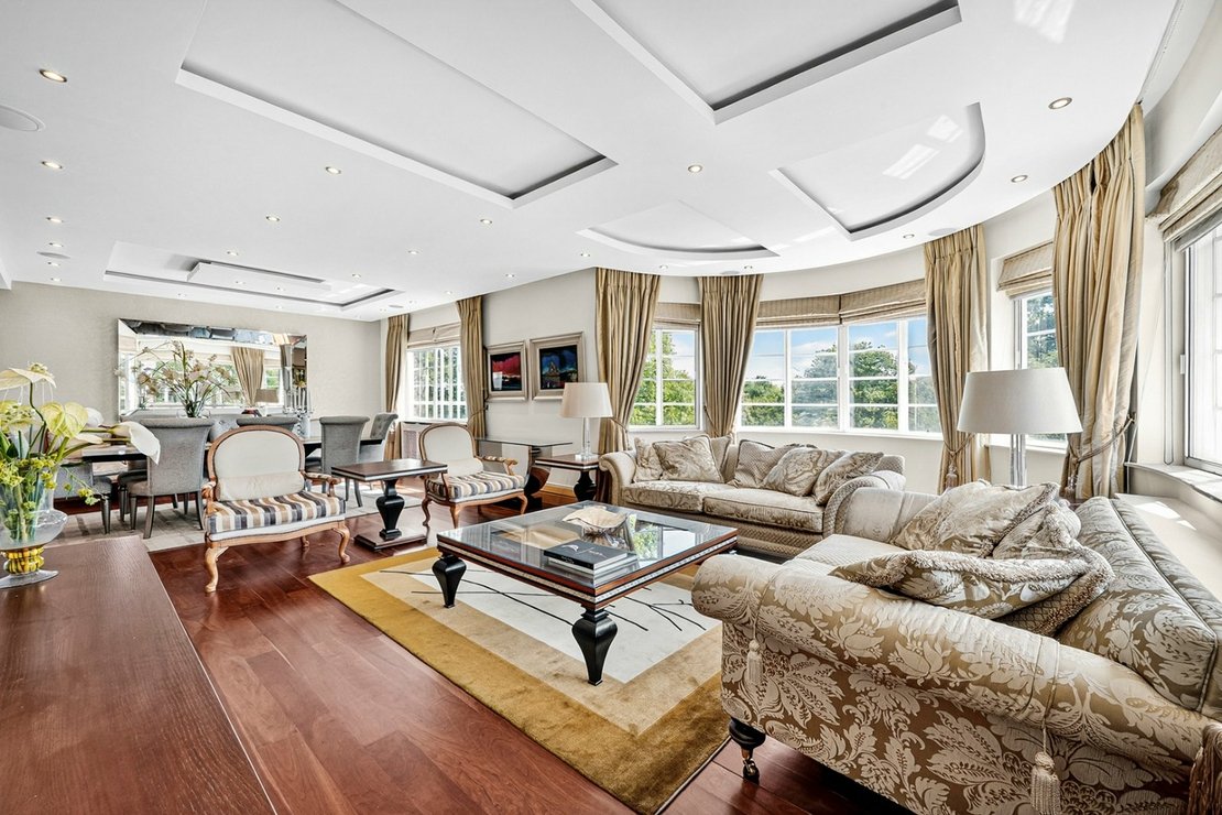 4 bedroom Flat to rent in Stockleigh Hall-view3