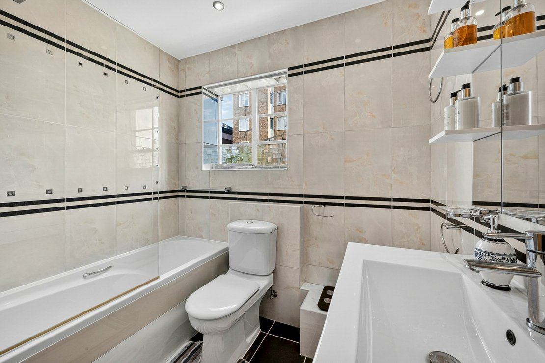 4 bedroom Flat to rent in Stockleigh Hall-view8