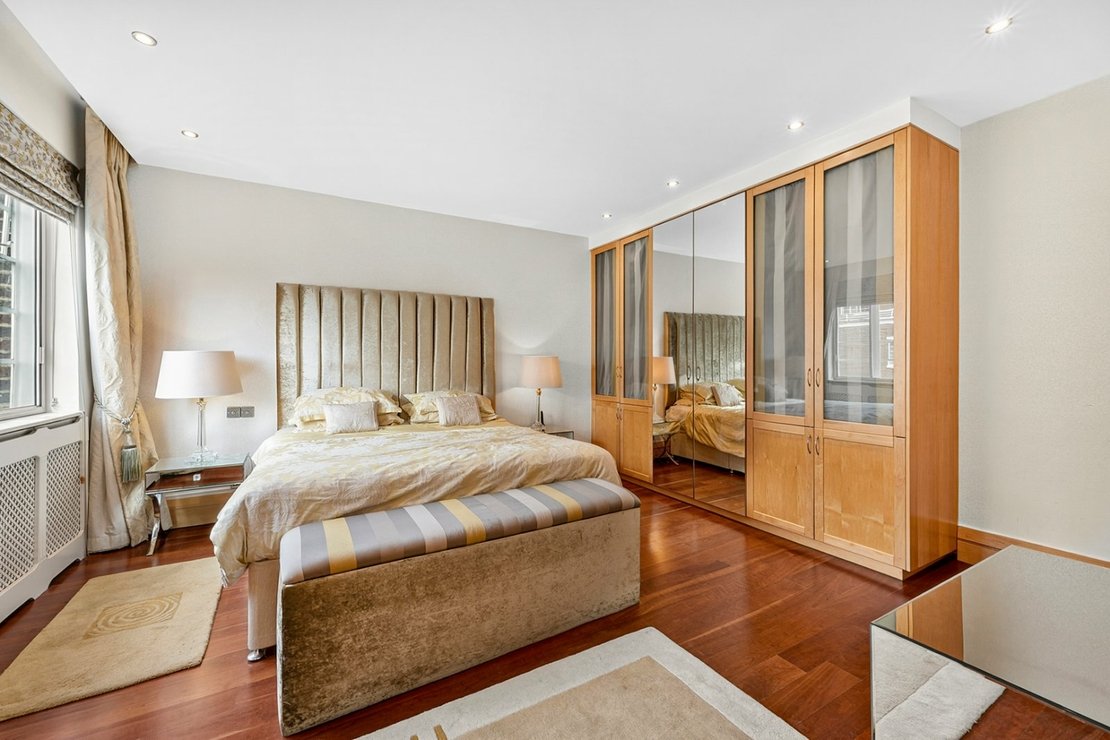 4 bedroom Flat to rent in Stockleigh Hall-view5