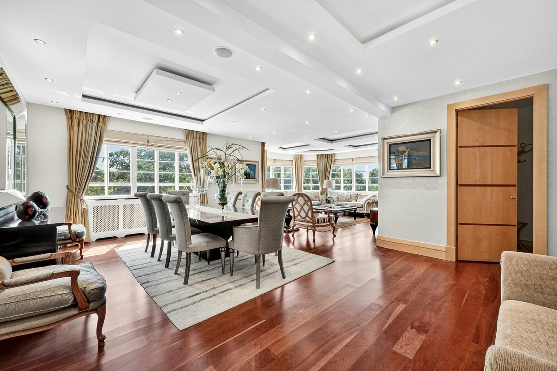 4 bedroom Flat to rent in Stockleigh Hall-view1