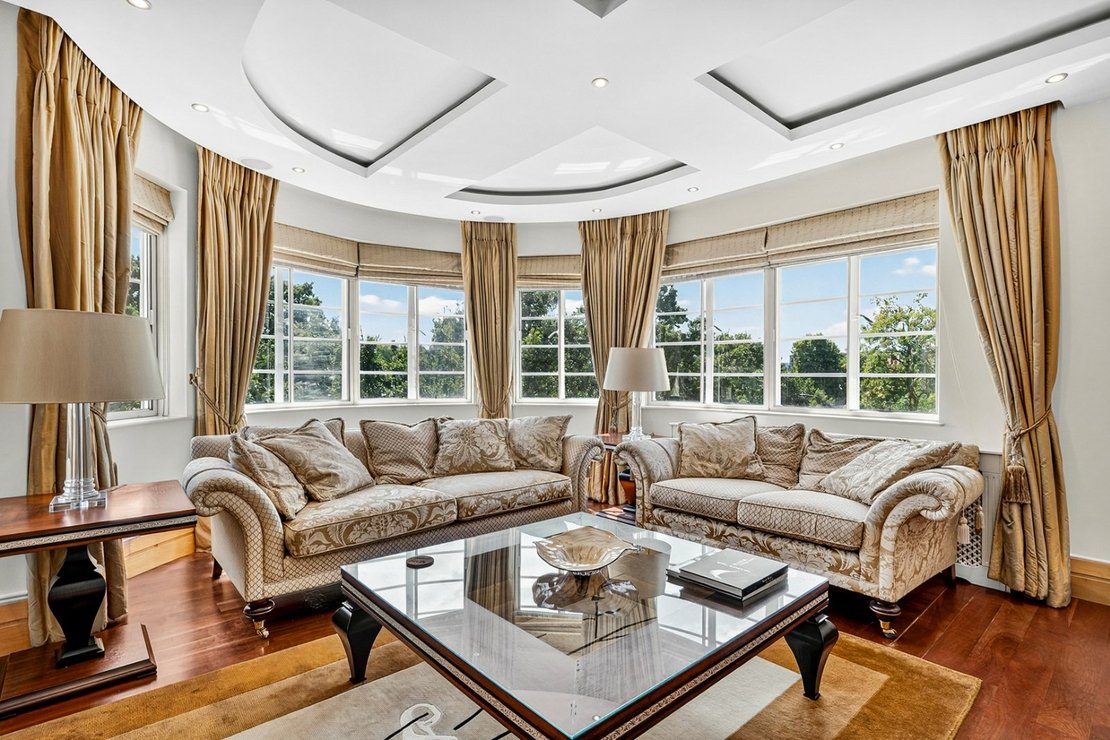 4 bedroom Flat to rent in Stockleigh Hall-view4