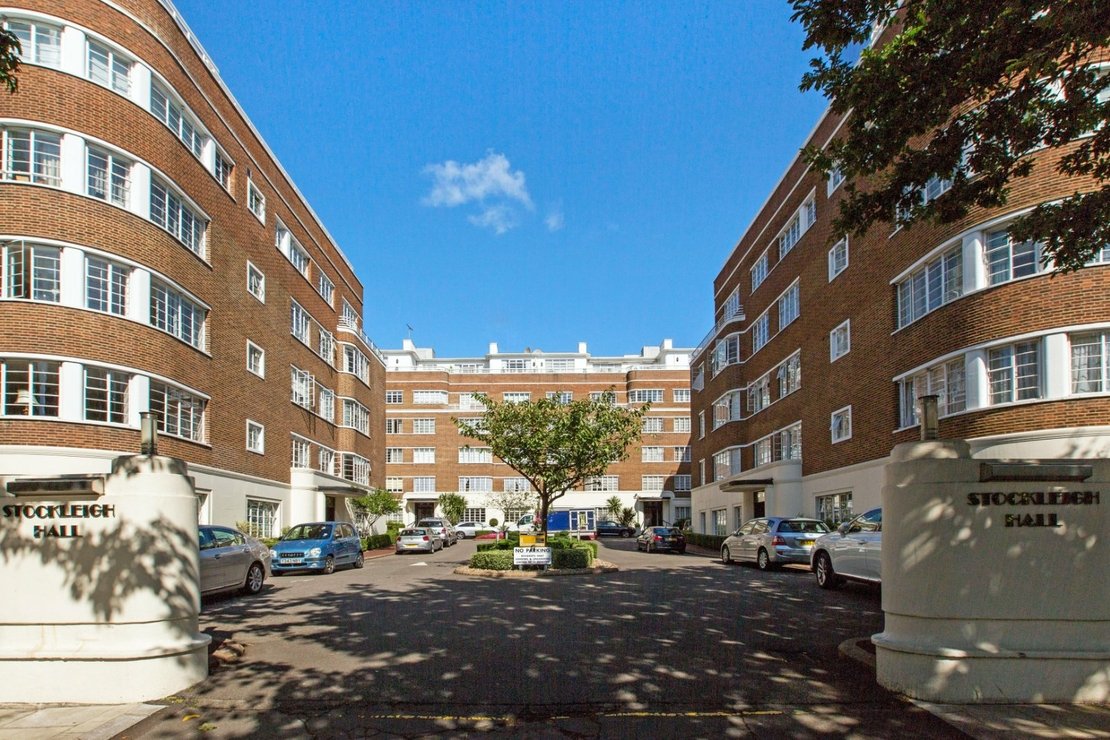 4 bedroom Flat to rent in Stockleigh Hall-view2