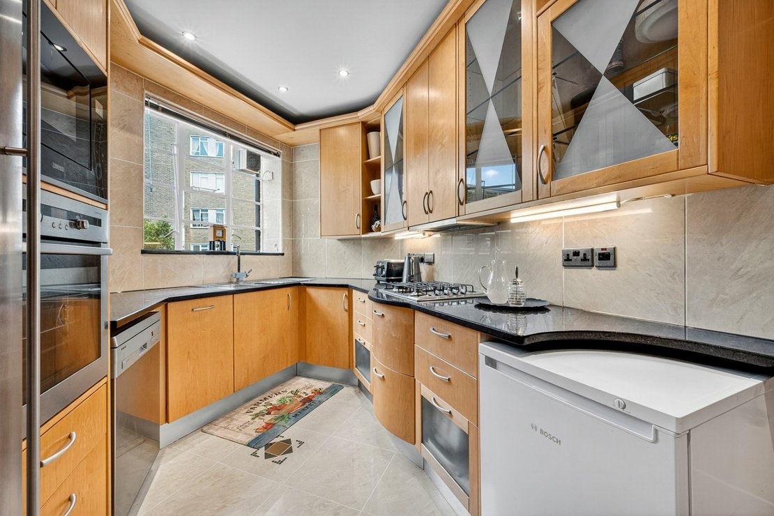 4 bedroom Flat to rent in Stockleigh Hall-view14