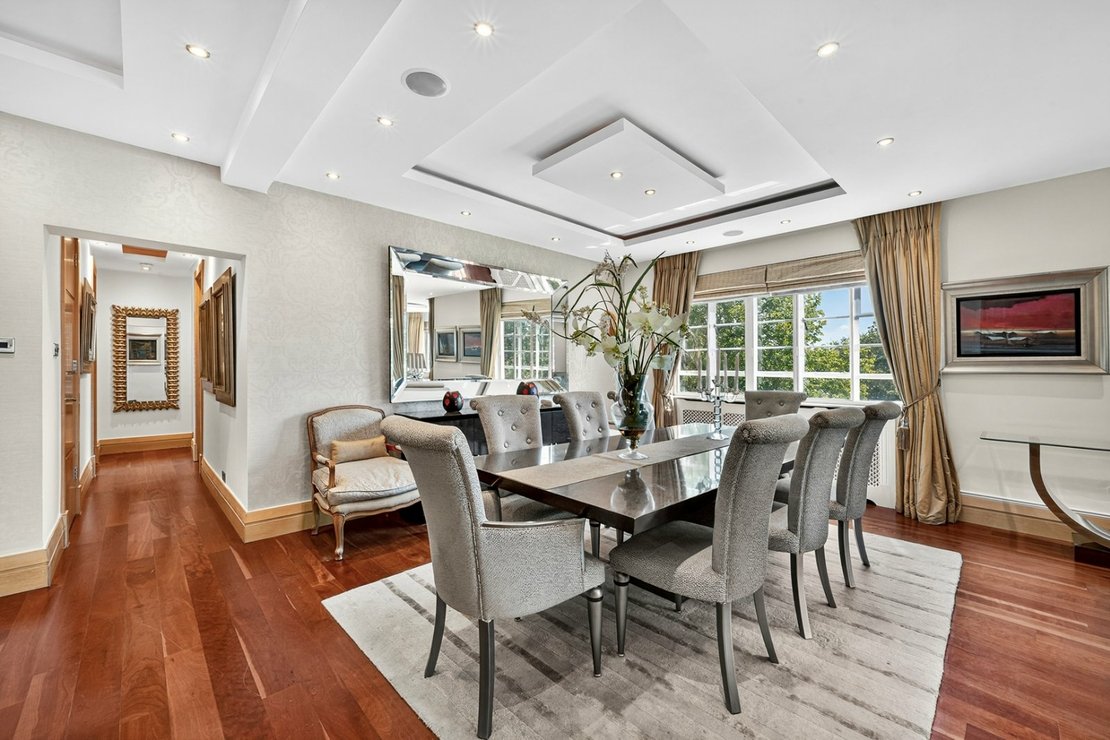 4 bedroom Flat to rent in Stockleigh Hall-view12