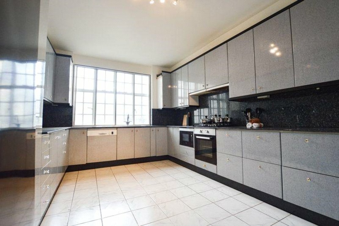 4 bedroom Flat to rent in Strathmore Court-view4