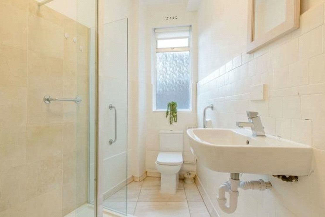 2 bedroom Flat to rent in Strathmore Court-view5