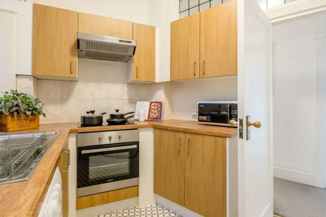 2 bedroom Flat to rent in Strathmore Court-view8